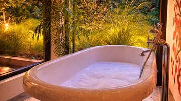 Jungle Cottage with Bathtub | Bathroom | Shower, free toiletries, towels, soap