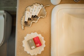 ラグジュアリー ルーム | バスルーム | シャワー、バスアメニティ (無料)、タオル、石鹸