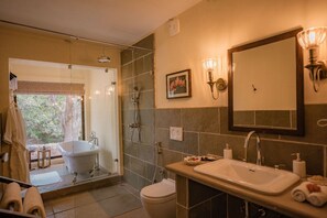 Jungle Cottage with Bathtub | Bathroom | Shower, free toiletries, towels, soap
