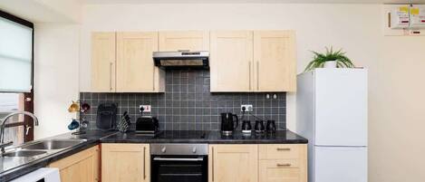 Réfrigérateur, four à micro-ondes, un four, surface de cuisson