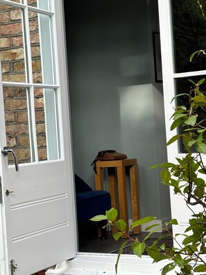 Exterior detail - Light- filled Georgian townhouse with big sunny garden on Islington square (London)