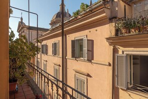 Property grounds - Casa Maestro, a Burghesius home (Roma)