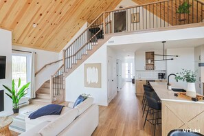 Una televisión, una chimenea, una oficina