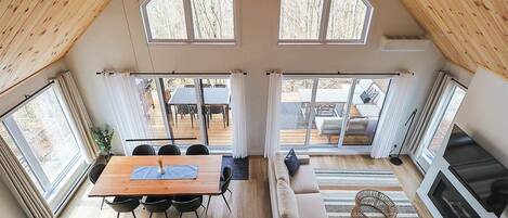 Een televisie, een open haard en een kantoor