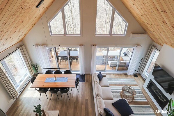 Tv, eldstad och kontor