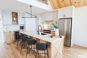 Geladeira, micro-ondas, fogão, cooktop