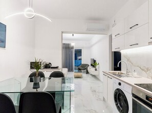 Køleskab, mikrobølgeovn, ovn, kogeplade