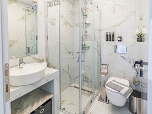 Douche, sĂšche-cheveux, serviettes fournies, papier toilette