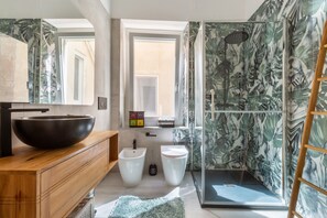 Een douche, een haardroger, een bidet, handdoeken