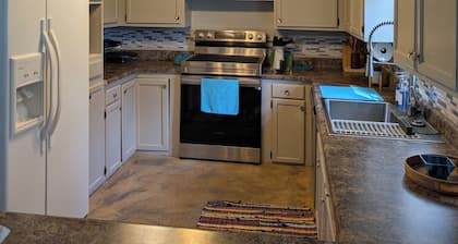 Charming 2-bedroom lake house with boat dock in tranquil setting in Okmulgee