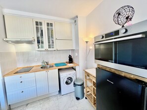 Kühlschrank, Mikrowelle, Herdplatte, Toaster