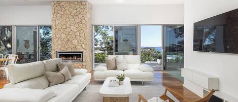 Smart TV, fireplace