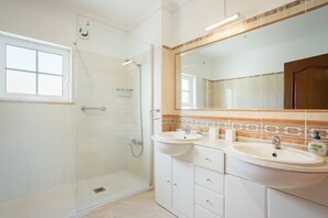 Dusche, Haartrockner, Bidet, Handtücher