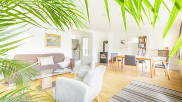 Smart-TV, Kamin, DVD-Player, Bücher