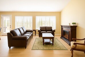 TV, fireplace, offices - Private Temecula Getaway | Walk to Wineries (Temecula)