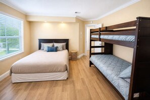 4 bedrooms, desk, iron/ironing board, travel cot - Private Temecula Getaway | Walk to Wineries (Temecula)