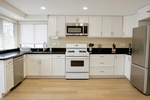 Fridge, microwave, oven, stovetop - Private Temecula Getaway | Walk to Wineries (Temecula)