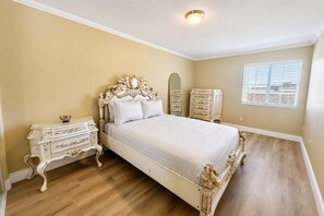 4 bedrooms, desk, iron/ironing board, travel cot