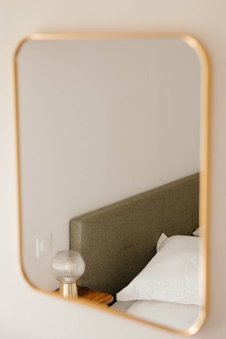 Ein Schlafzimmer mit einem Bett, einem Nachttisch und einer Lampe.