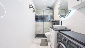 Apartment (10) | 浴室 | 淋浴设施、毛巾