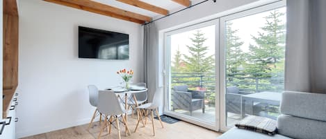 Apartment (10) | Living area | Flat-screen TV