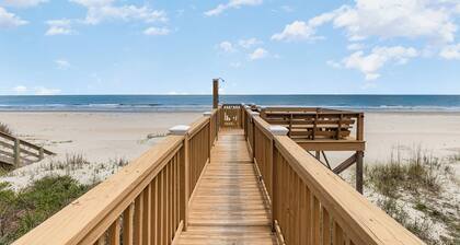 New! Ocean Breeze: Beachfront, Pool & Free Golf Cart