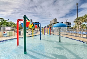 Un'area giochi d'acqua con strutture colorate e una cupola blu.