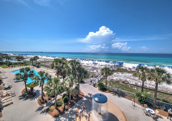 Un resort con piscina, playa y vista al océano.