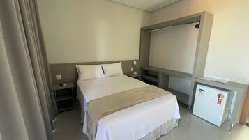 Standard Twin Room | Desk, free WiFi