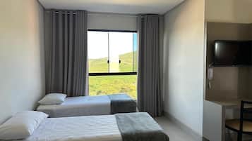 Family Room | Desk, free WiFi