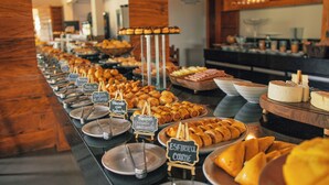 Een buffet met diverse gerechten en labels in een restaurant.