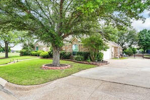 Interior - Spacious Family Retreat in Fort Worth Area! (Aledo)