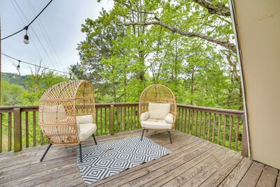 Cozy Cabin w/ Fire Pit: Walk to Lake Taneycomo!