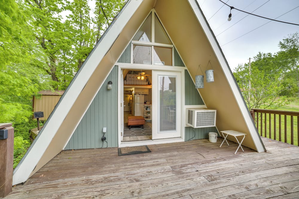 Cozy Cabin w/ Fire Pit: Walk to Lake Taneycomo! - Taney County, MO