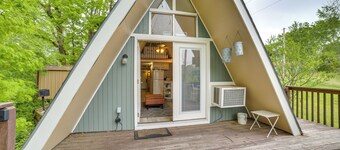 Cozy Cabin w/ Fire Pit: Walk to Lake Taneycomo!