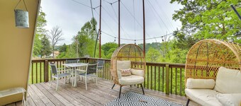 Walk to Lake Taneycomo: Cabin w/ Deck + Fire Pit!
