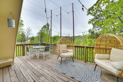 Walk to Lake Taneycomo: Cabin w/ Deck + Fire Pit!