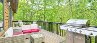 4 Mi to Massanutten Resort: Family Home w/ Views!