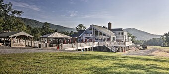 4 Mi to Massanutten Resort: Family Home w/ Views!