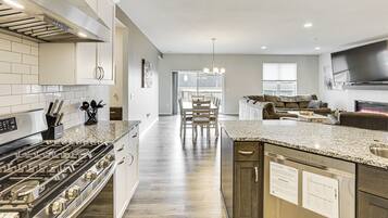 House (5 Bedrooms) | Interior
