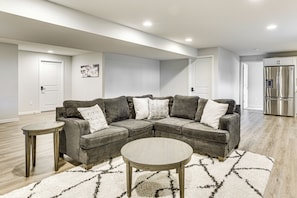 House (5 Bedrooms) | Interior