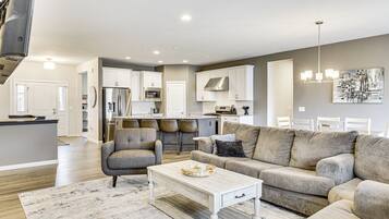 House (5 Bedrooms) | Interior