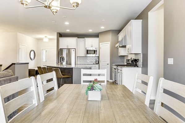 House (5 Bedrooms) | Interior - Spacious & Modern Home w/ Deck in Oregon! (Oregon)