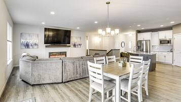 House (5 Bedrooms) | Interior