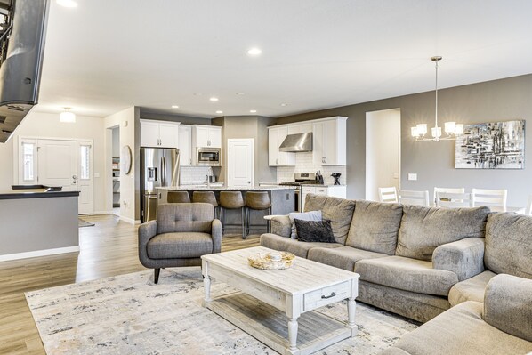 House (5 Bedrooms) | Interior - Spacious & Modern Home w/ Deck in Oregon! (Oregon)