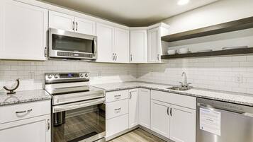 House (5 Bedrooms) | Interior