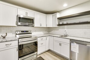 House (5 Bedrooms) | Interior