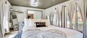 9 Mi to Shore: Home w/ Hot Tub in Howards Grove!