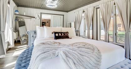 9 Mi to Shore: Home w/ Hot Tub in Howards Grove!