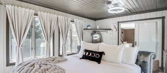 9 Mi to Shore: Home w/ Hot Tub in Howards Grove!